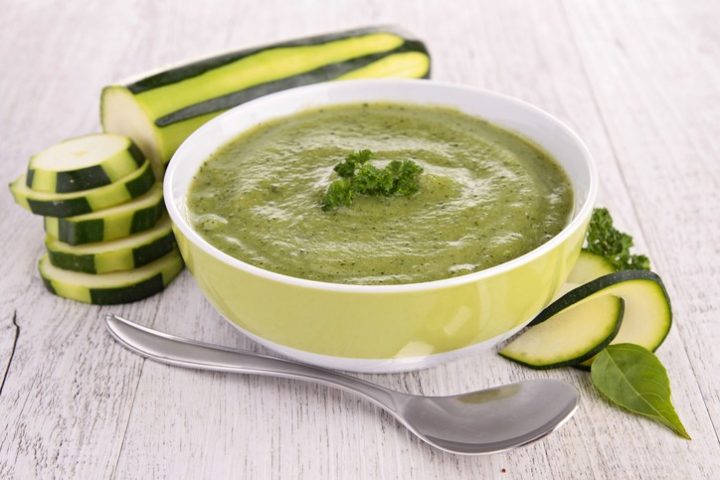 Sopa de curgetes, alho francês e salsa