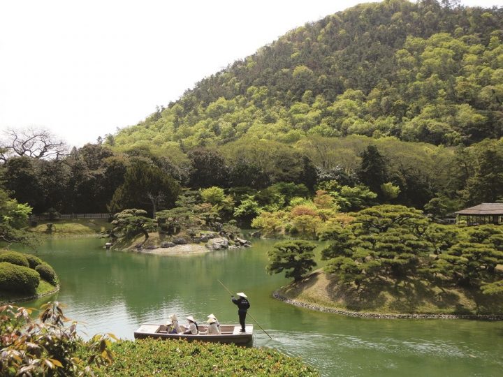 Passeio num barco wasen com o Monte Shuin em fundo