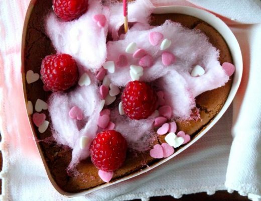 bolo de chocolate com frutos vermelhos