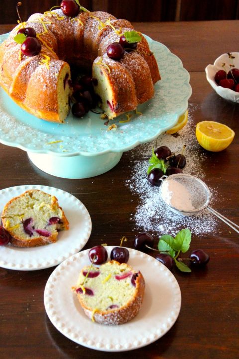 Bolo de curgete com cerejas e limão