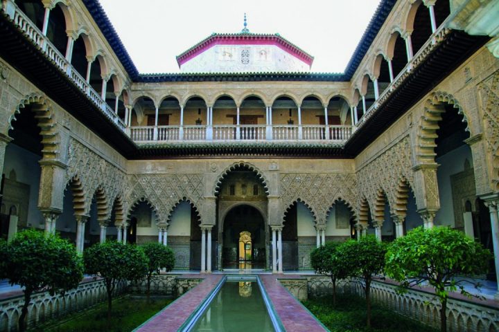 Vista do Pátio das Meninas envolvidos pelas fachadas do Real Alcazar