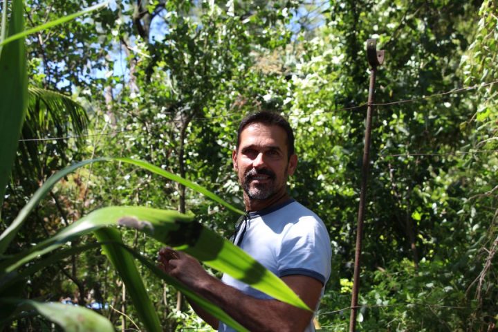 Nuno Prates entre a vegetação