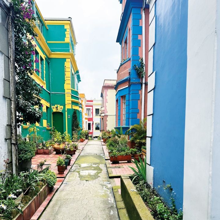 rua de com edificios coloridos
