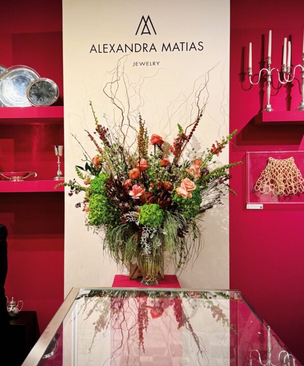 arranjo de flores em stand