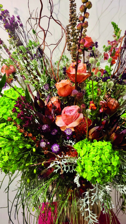 arranjo floral com rosas e outras plantas