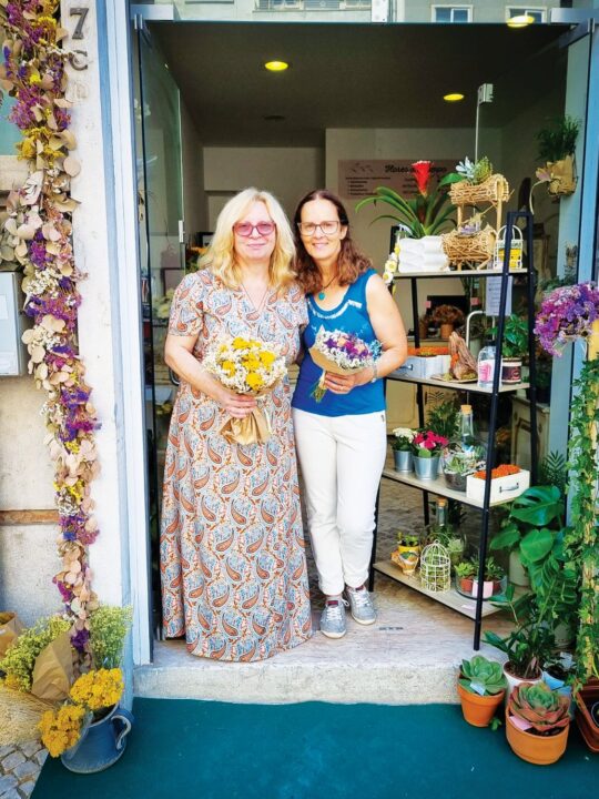 ana e helena à porta da loja