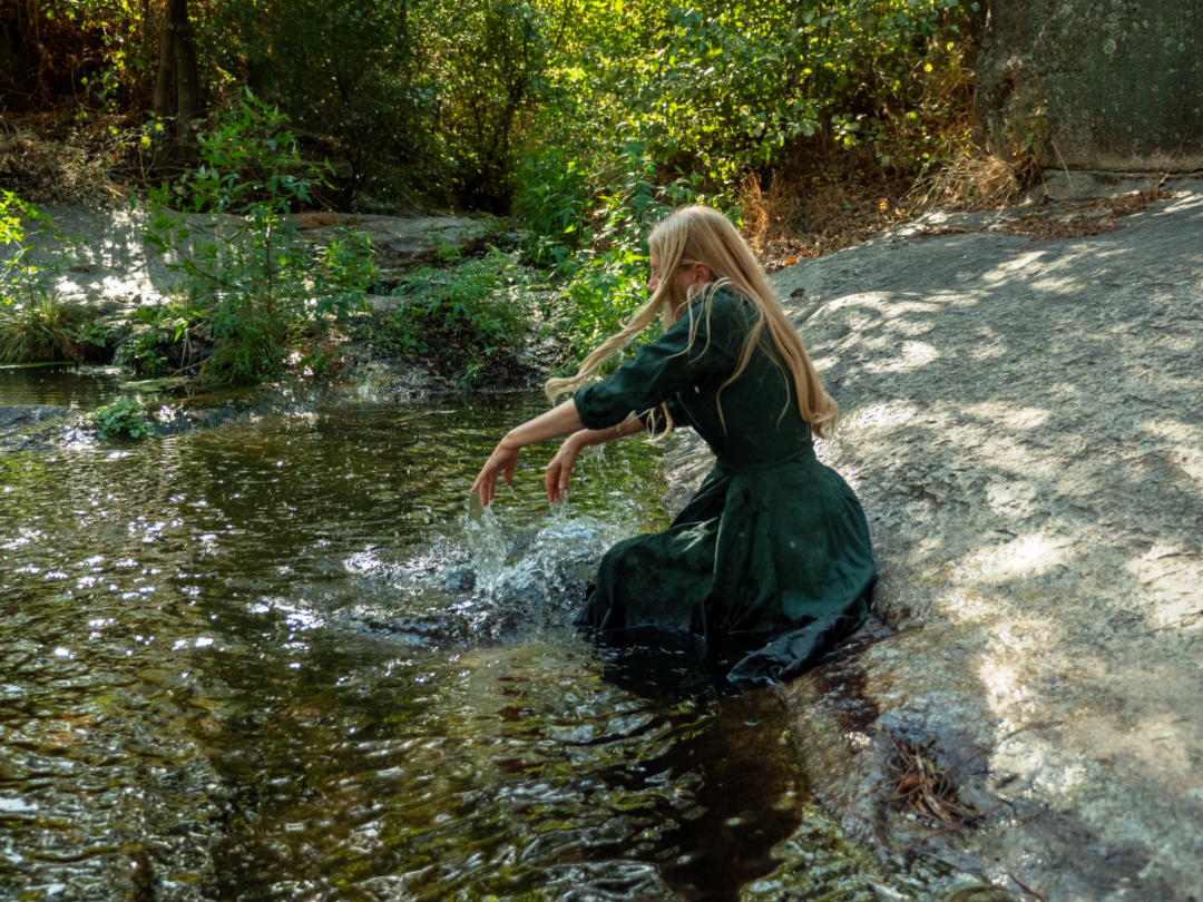 Luísa Ferreira Nunes debruçada sobre rio