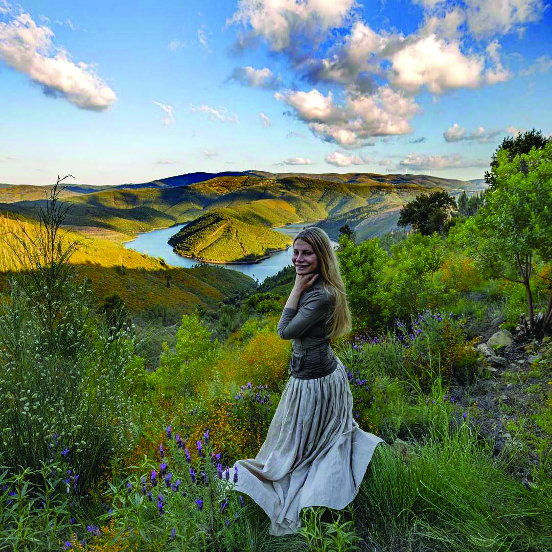 Luísa Ferreira Nunes num cenário natural