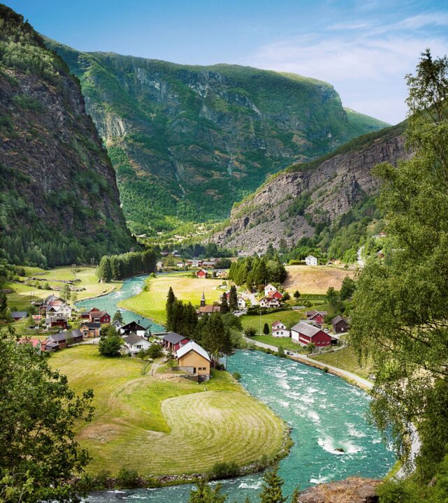 vila junto aos fjords da noruega