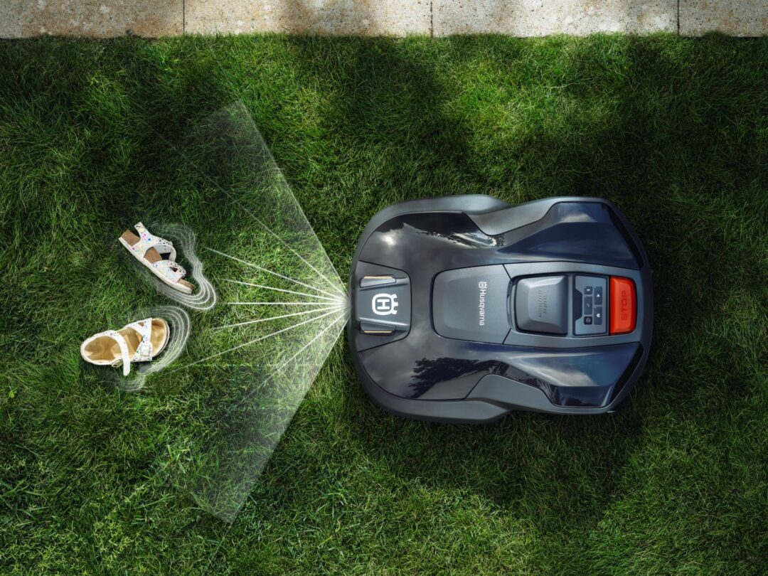 Robô corta relva sem fios da Husqvarna deteta objetos